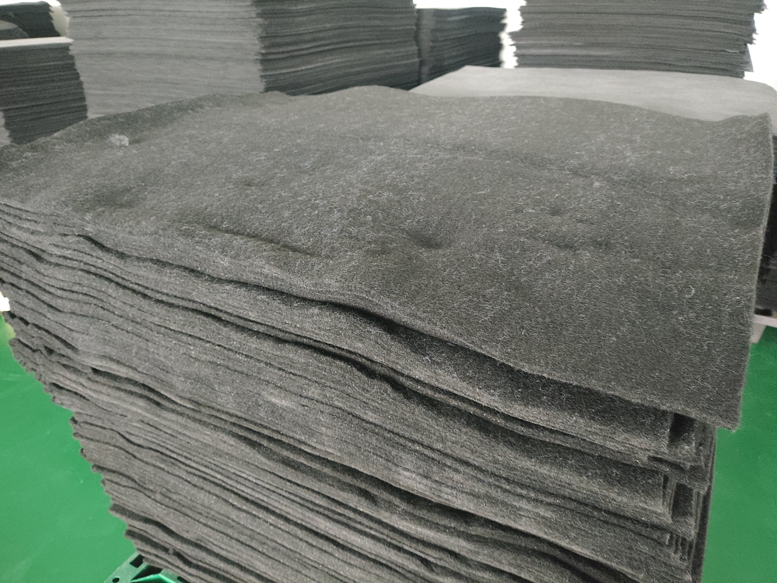 Automotive door panel acoustic insulation felt layer